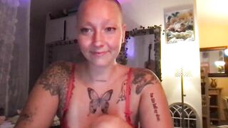 Lilpeachy Porn Videos - natural body, honest, sexy, playful, shaved head