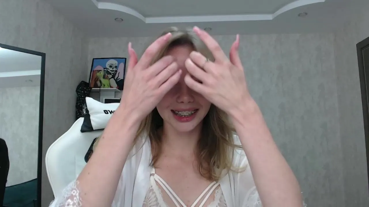 Elli_harmon receiving applause