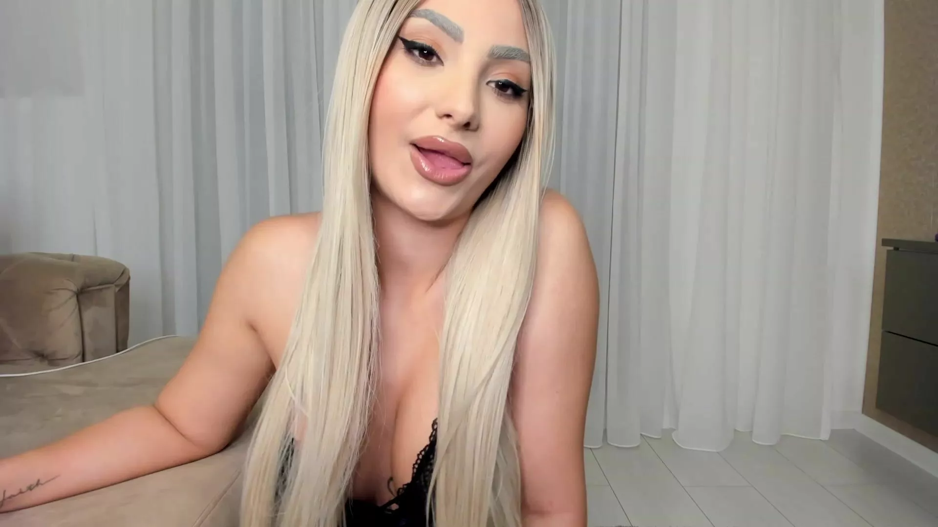 HONEY_A Porn Video Record: longhair, horny, sexy, skype, eyes